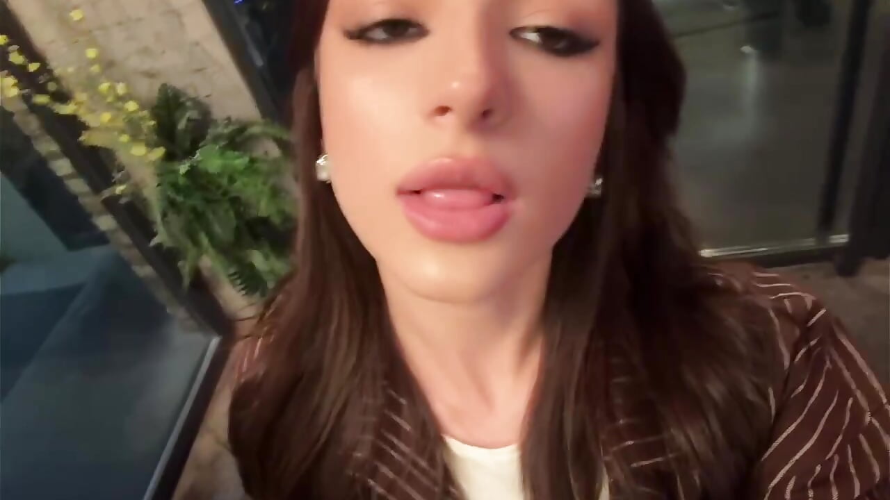 Lip sync – video modela na kameri WoofBus
