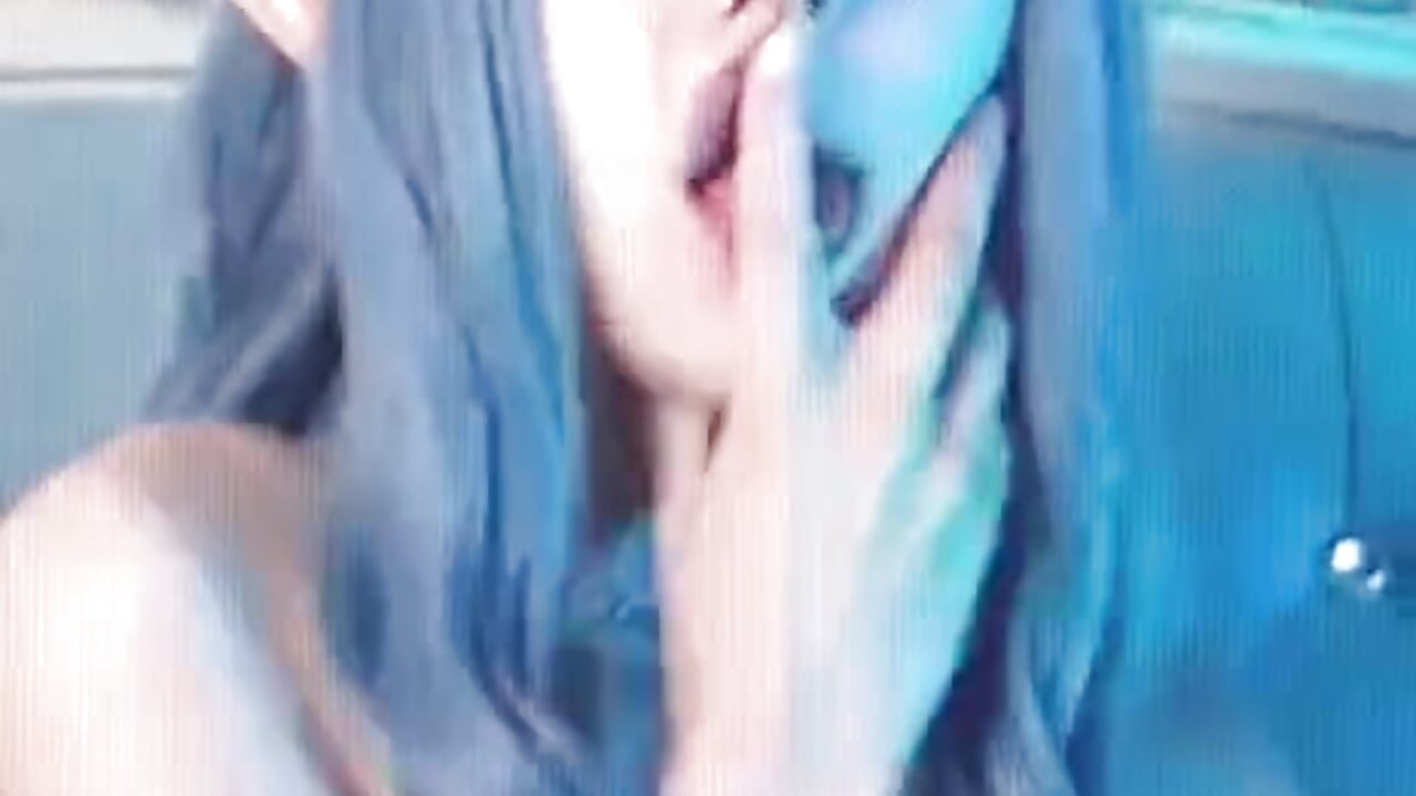 My lips should be touched🫦－カメラキャストのEffieStonemの動画