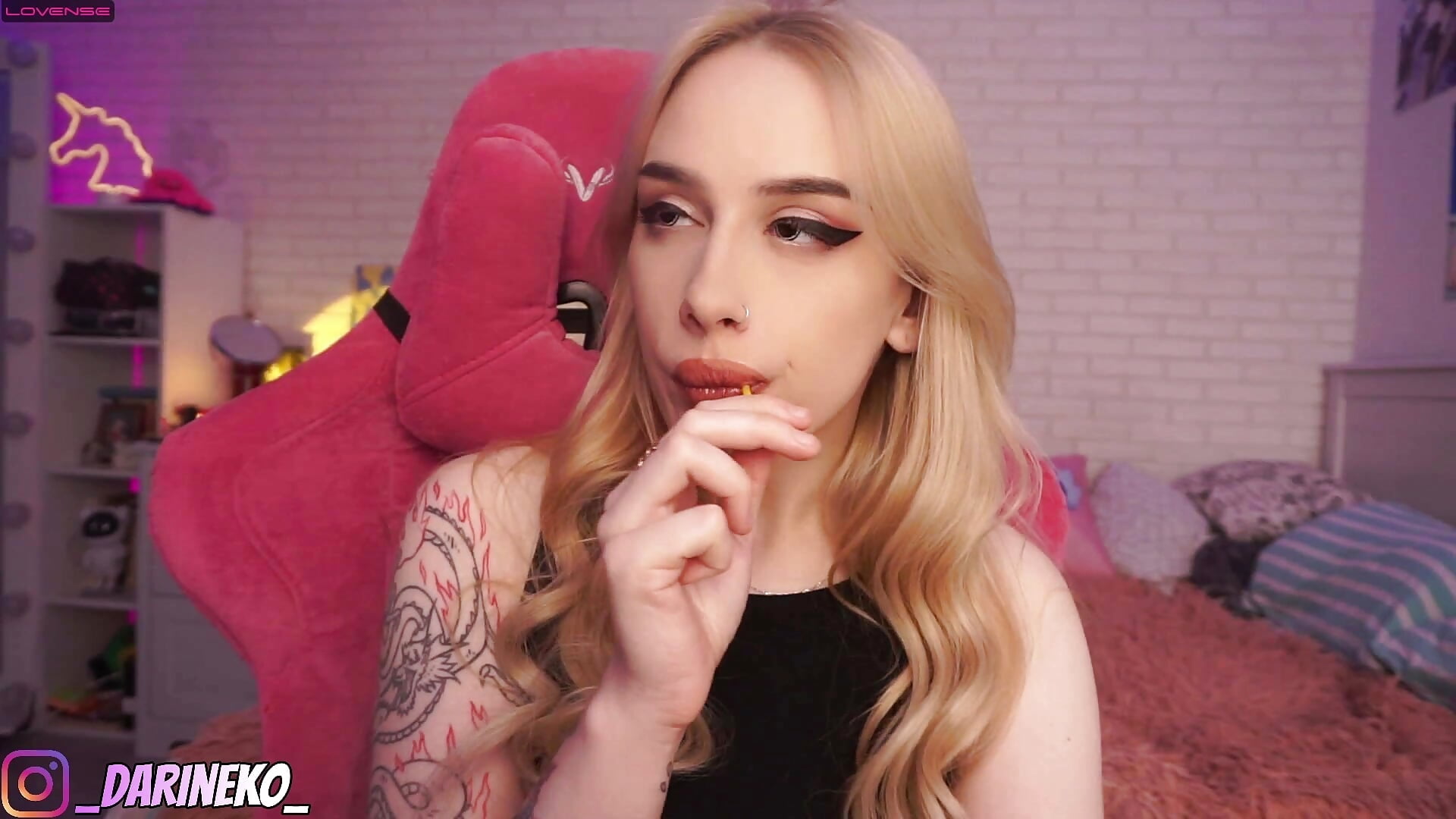 SUCKING LOLLIPOP - video by darinekoo cam model