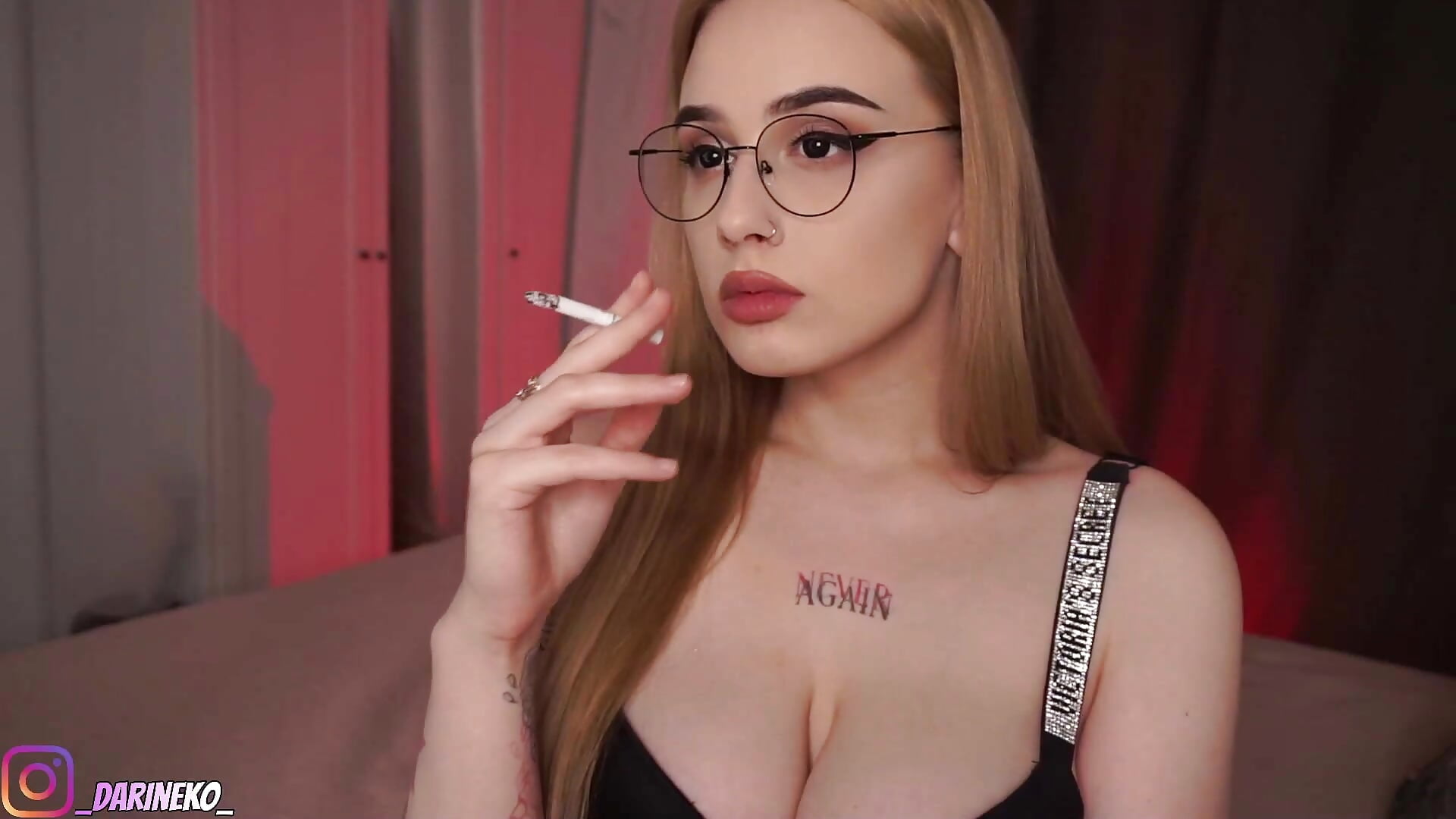 TEMPTING SMOKING - video by darinekoo cam model