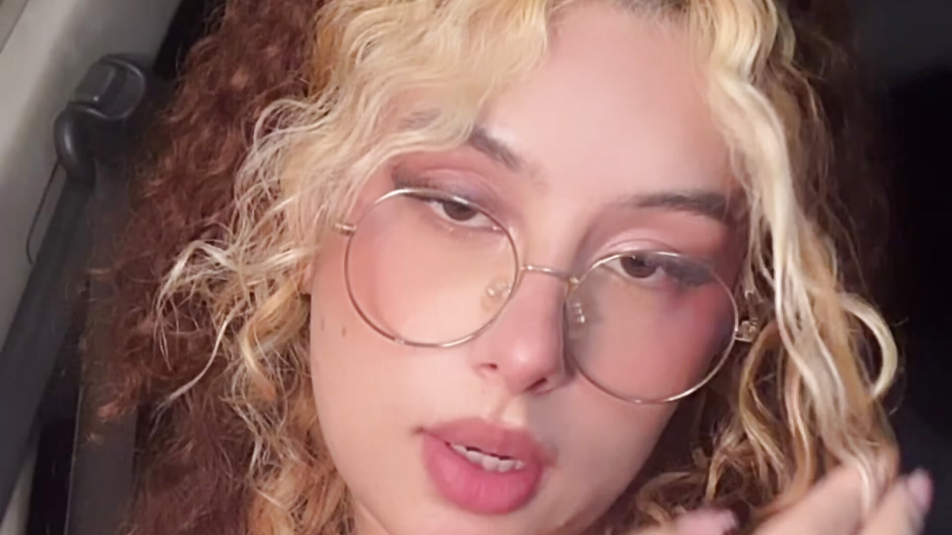 Love music 🎶 - video by Joyce-fire cam model