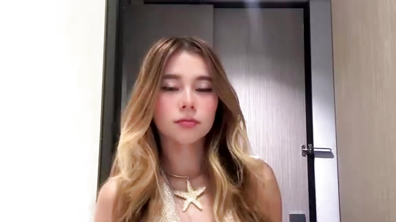 Tuya💛 – video modela na kameri lezy13