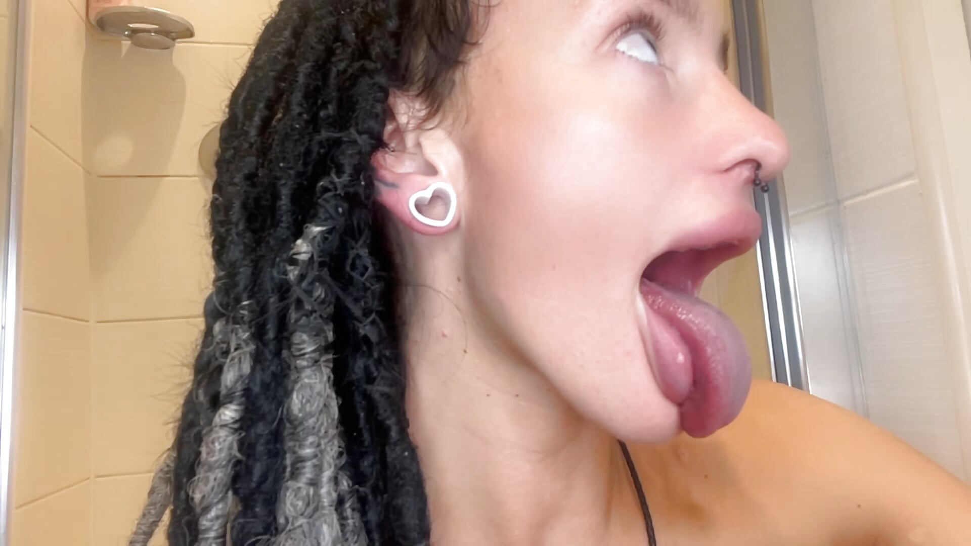 crazy long tongue 😛🥺 - סרטון של Poppi666Savage, דוגמן/ית מצלמה
