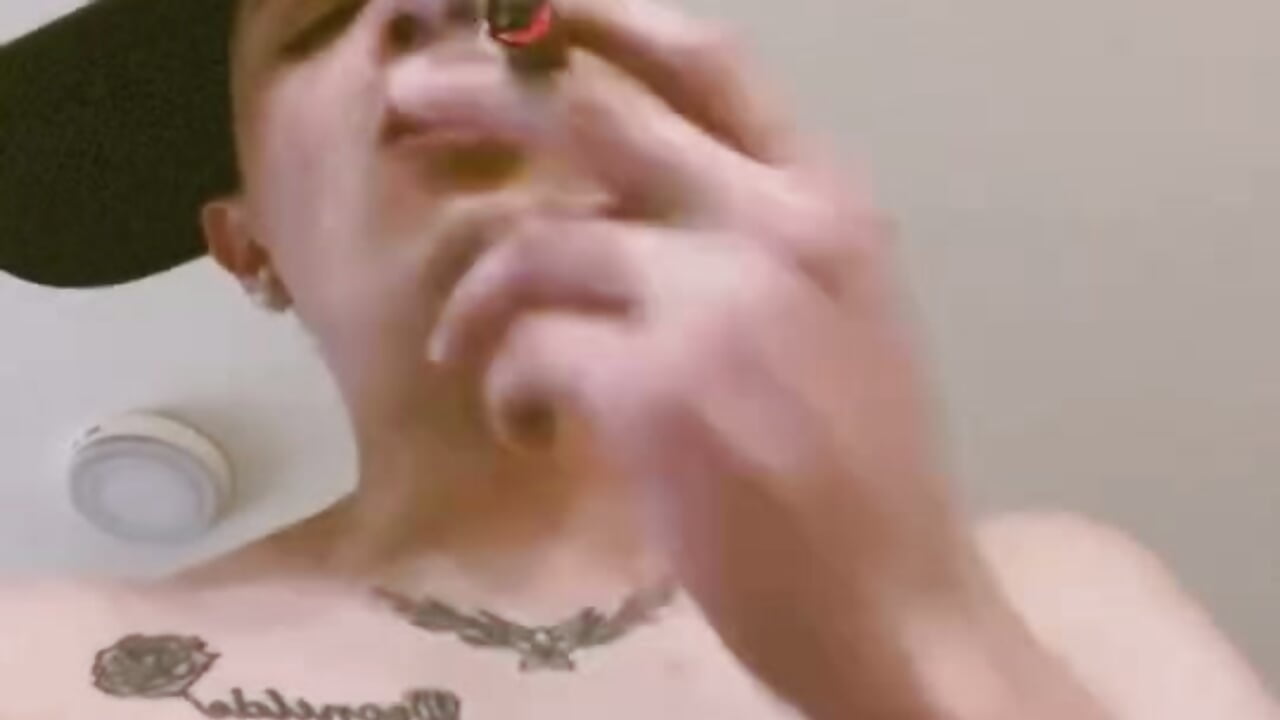 Smoke? – video modela na kameri Dirty_Dark_Devil666