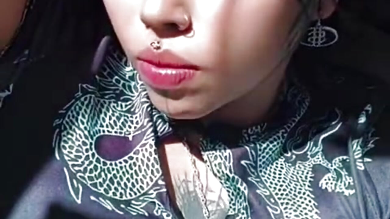 Sunbathing is one of my favorite activities – video modela na kameri Marlbolo_Rojo01