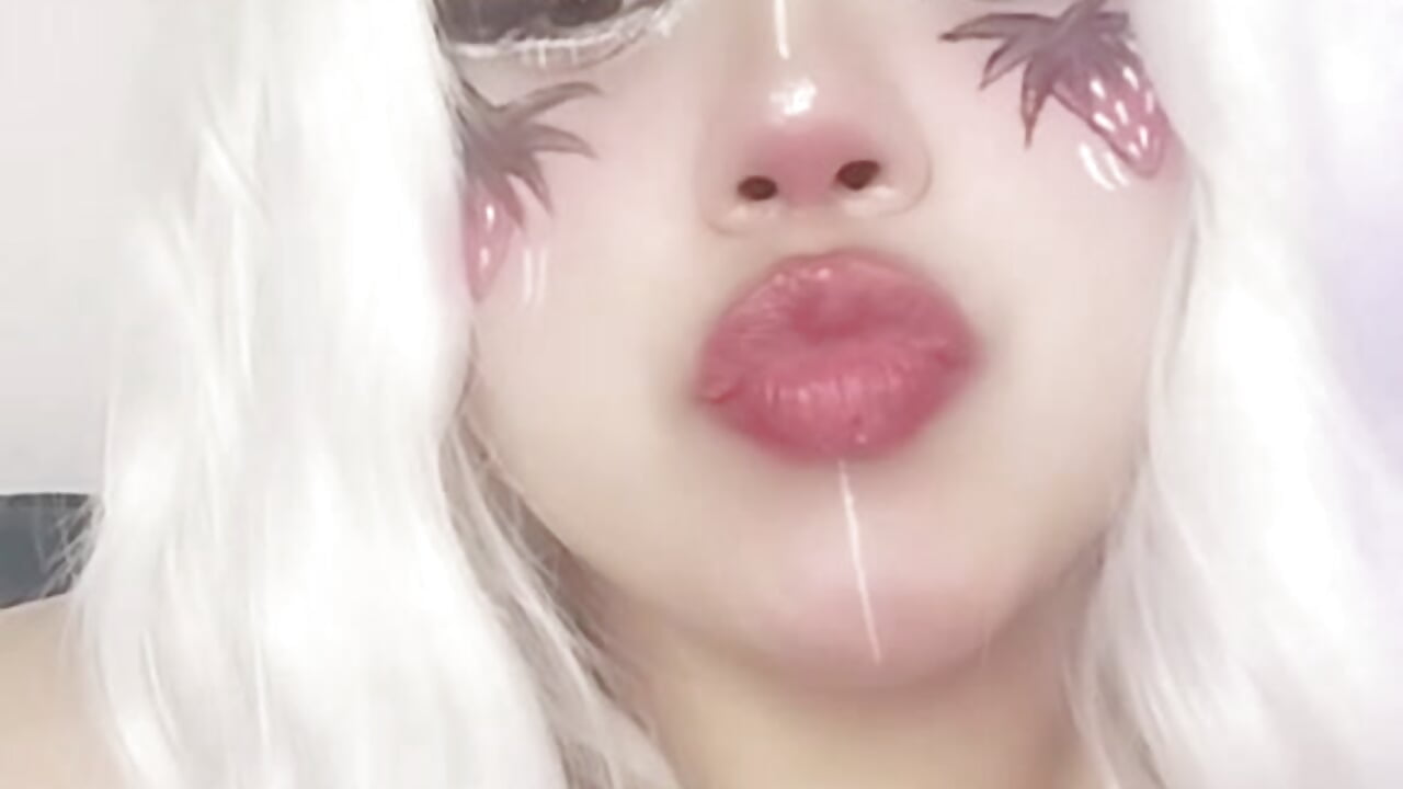 𝓒𝓸𝓶𝓮 𝓪𝓷𝓭 𝓮𝓪𝓽 𝓼𝓽𝓻𝓪𝔀𝓫𝓮𝓻𝓻𝓲𝓮𝓼 🍓 - clip cu Mochi_Hime model videochat