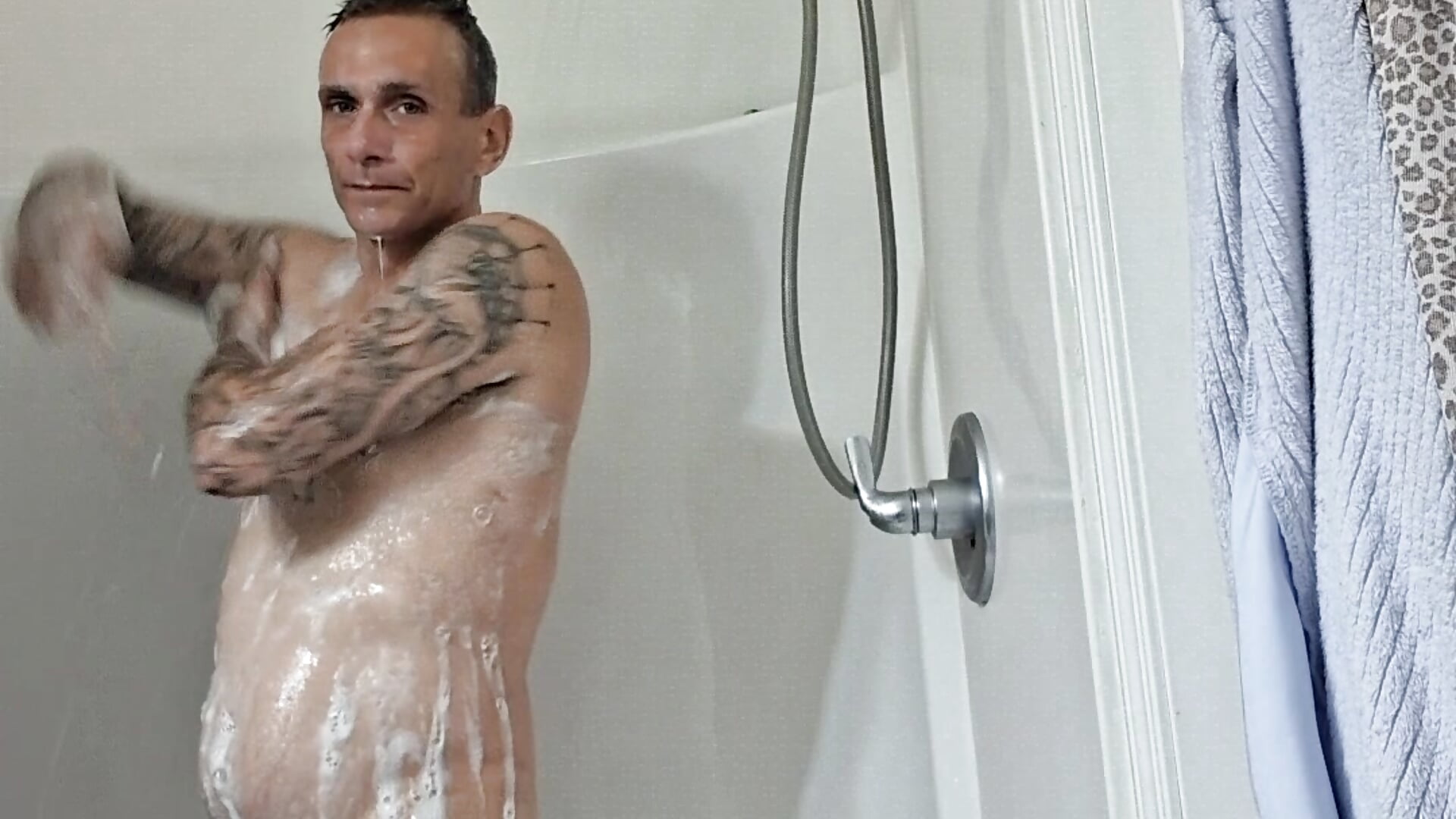 Showering - video by kingofk6969 cam model