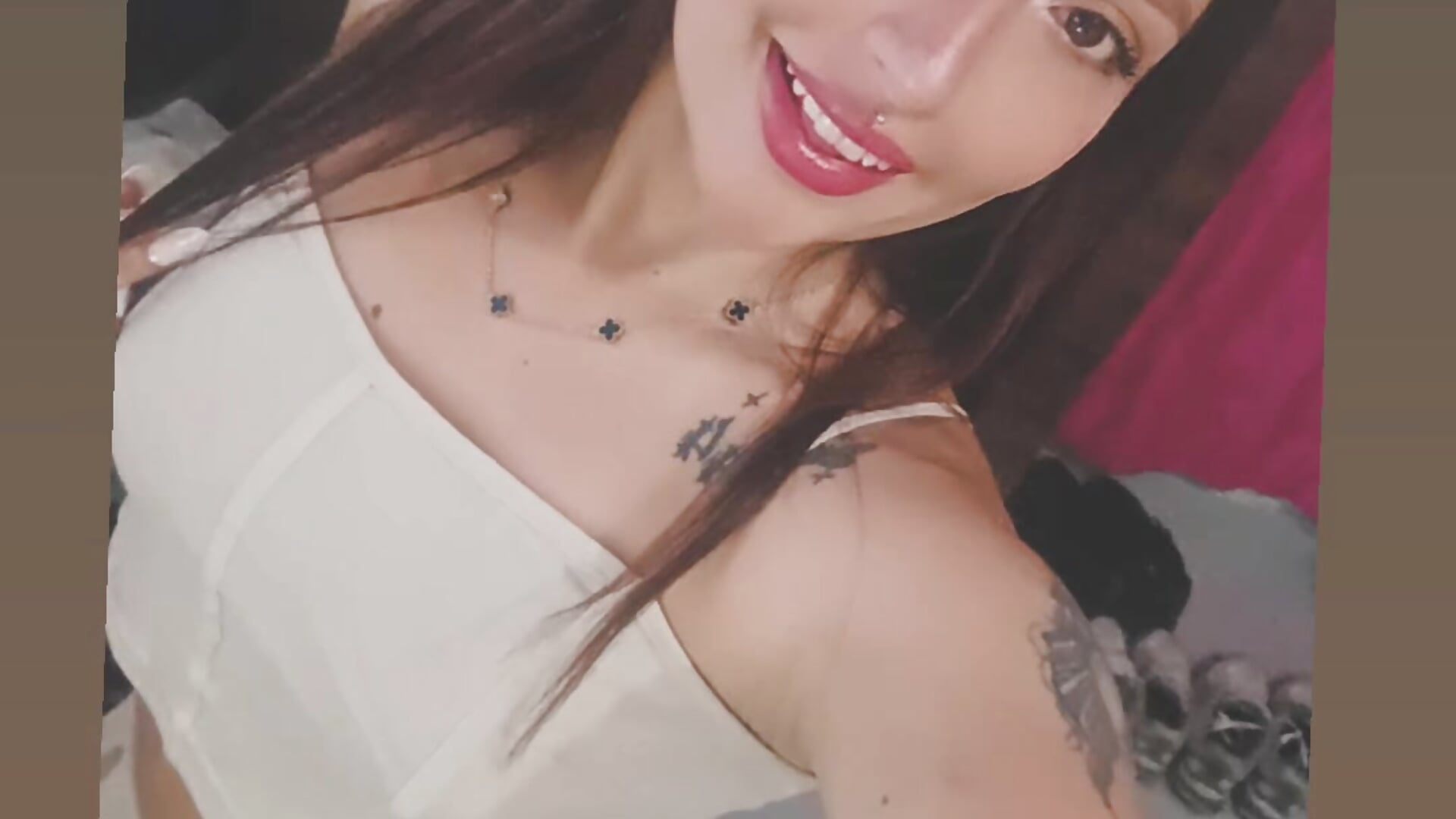 Pretty at home😋😘 - video by MiaSaen