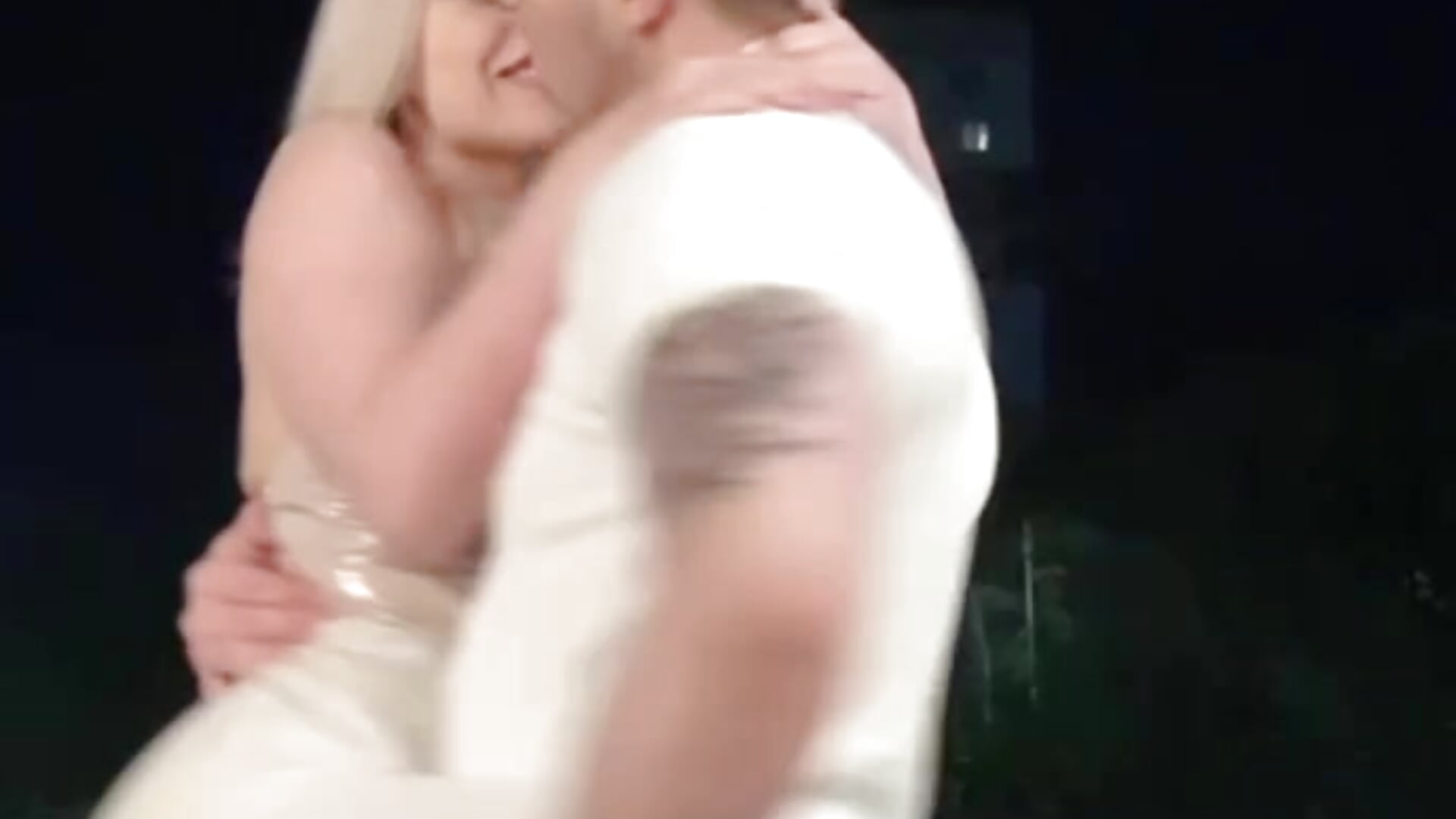 love - video oleh KalinMool kamera model