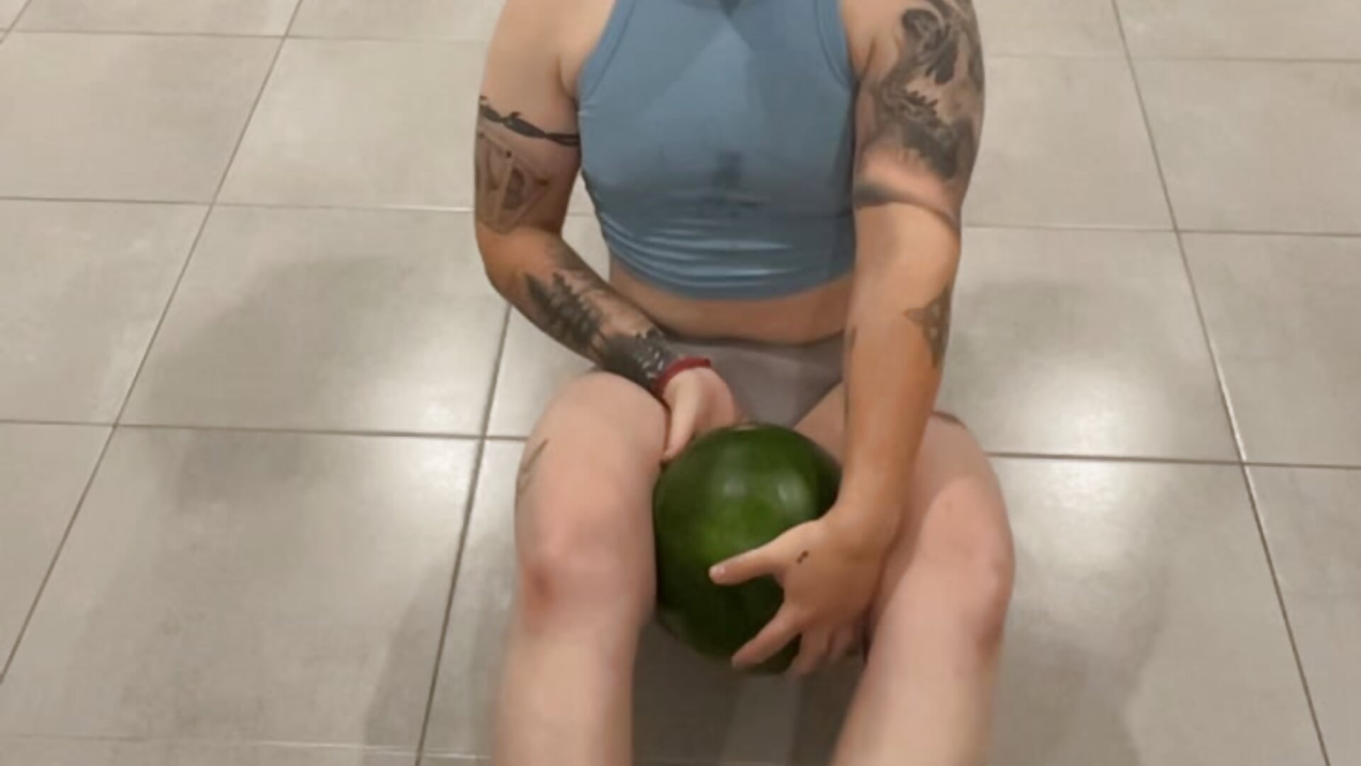 Crushing a Watermelon with my Thighs - video van Adora_Gently cam-model