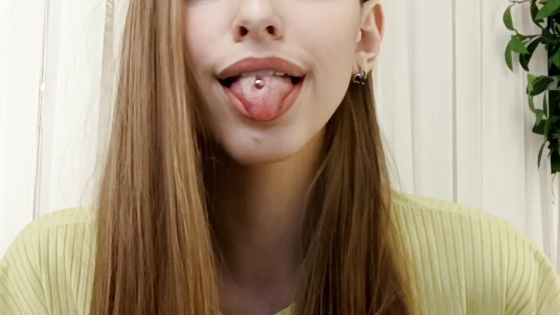 tongue piercing for naughty men - Aria_Mooon adlı kamera modelinin videosu