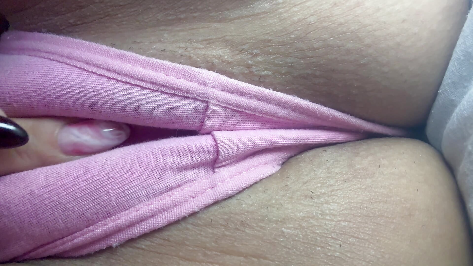 Lara caliente moja toda su tanguita