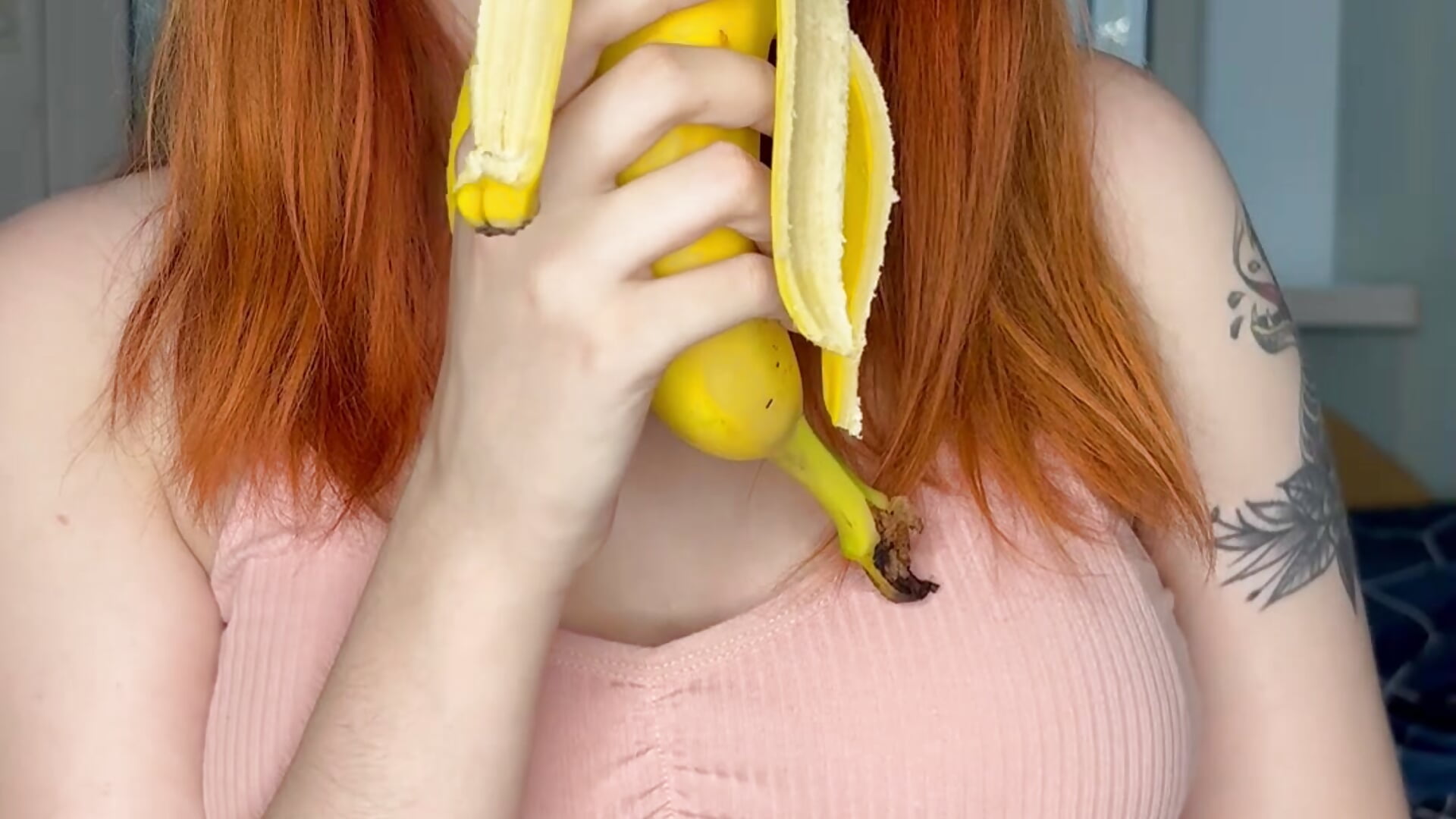 banana tease 🍌 - video by liminal_alice cam model