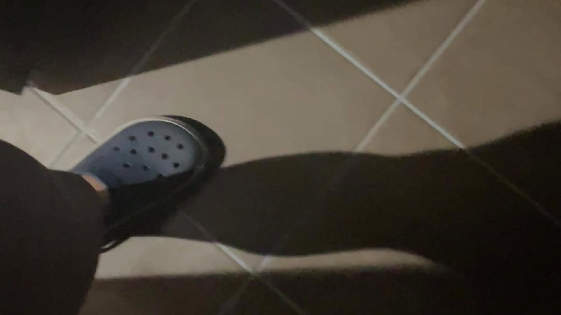 下半身を出して荷物を取りに… - clip cu tak-11 model videochat