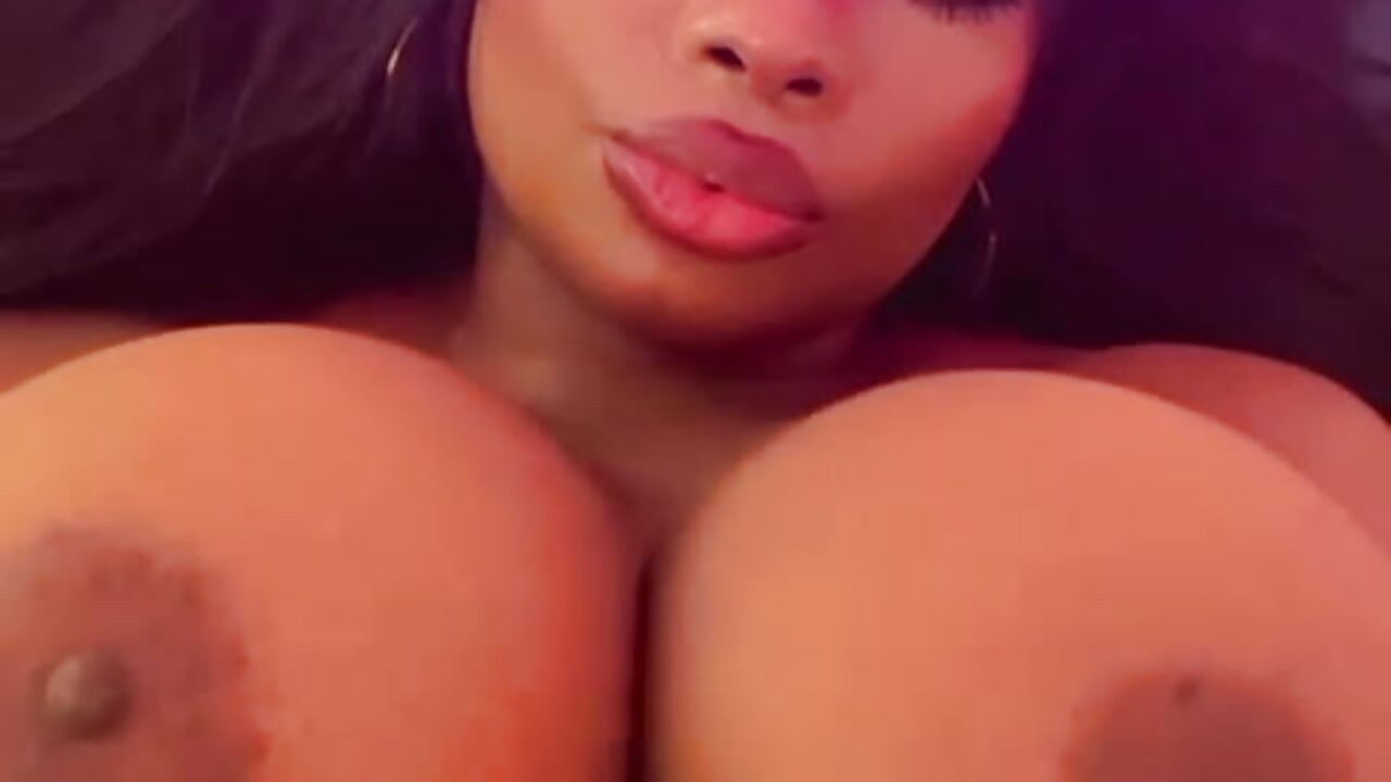 Super tits – video modela na kameri huge_boobs_ebony_