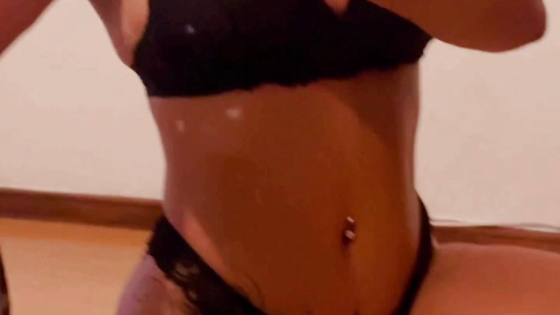 Calor que eu  amo ! ser sexy😍🤩 - video by ninarose777 cam model