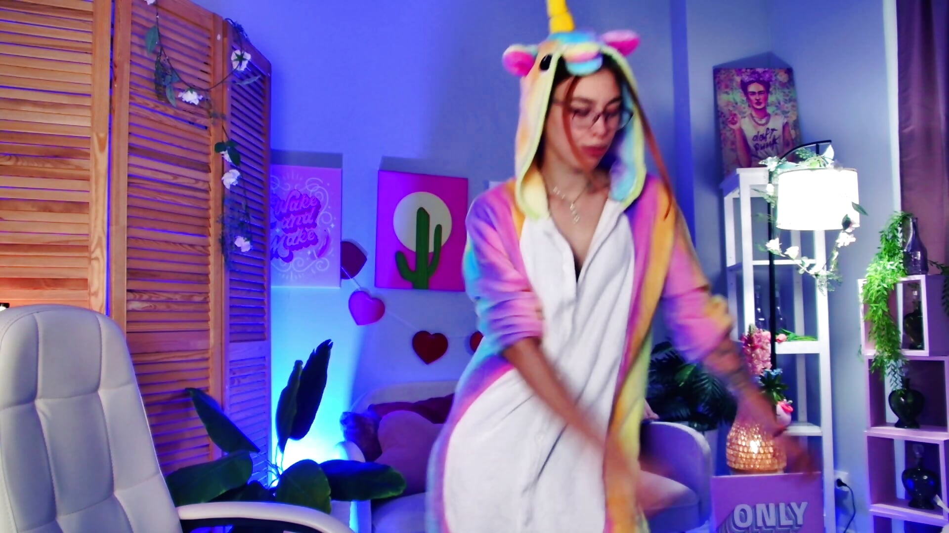 The Dance of the Crazy Unicorn – video modela na kameri SeraphineDuskryn