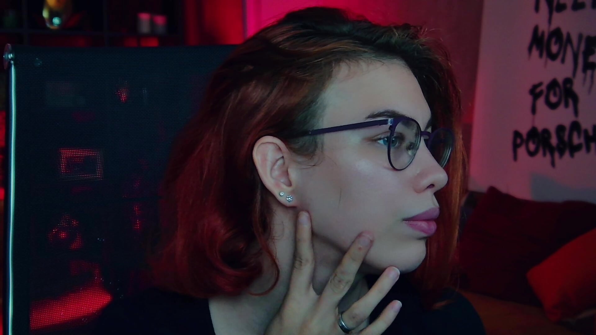 piercing – video modela na kameri SeraphineDuskryn