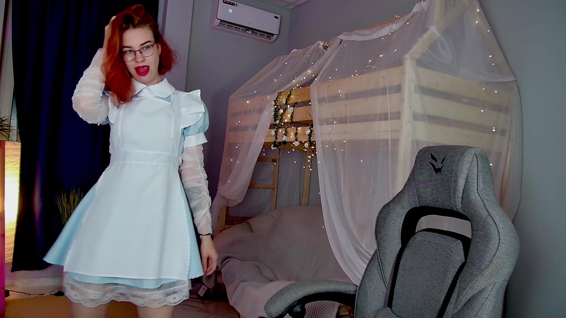 Alice in Wonderland – video modela na kameri SeraphineDuskryn