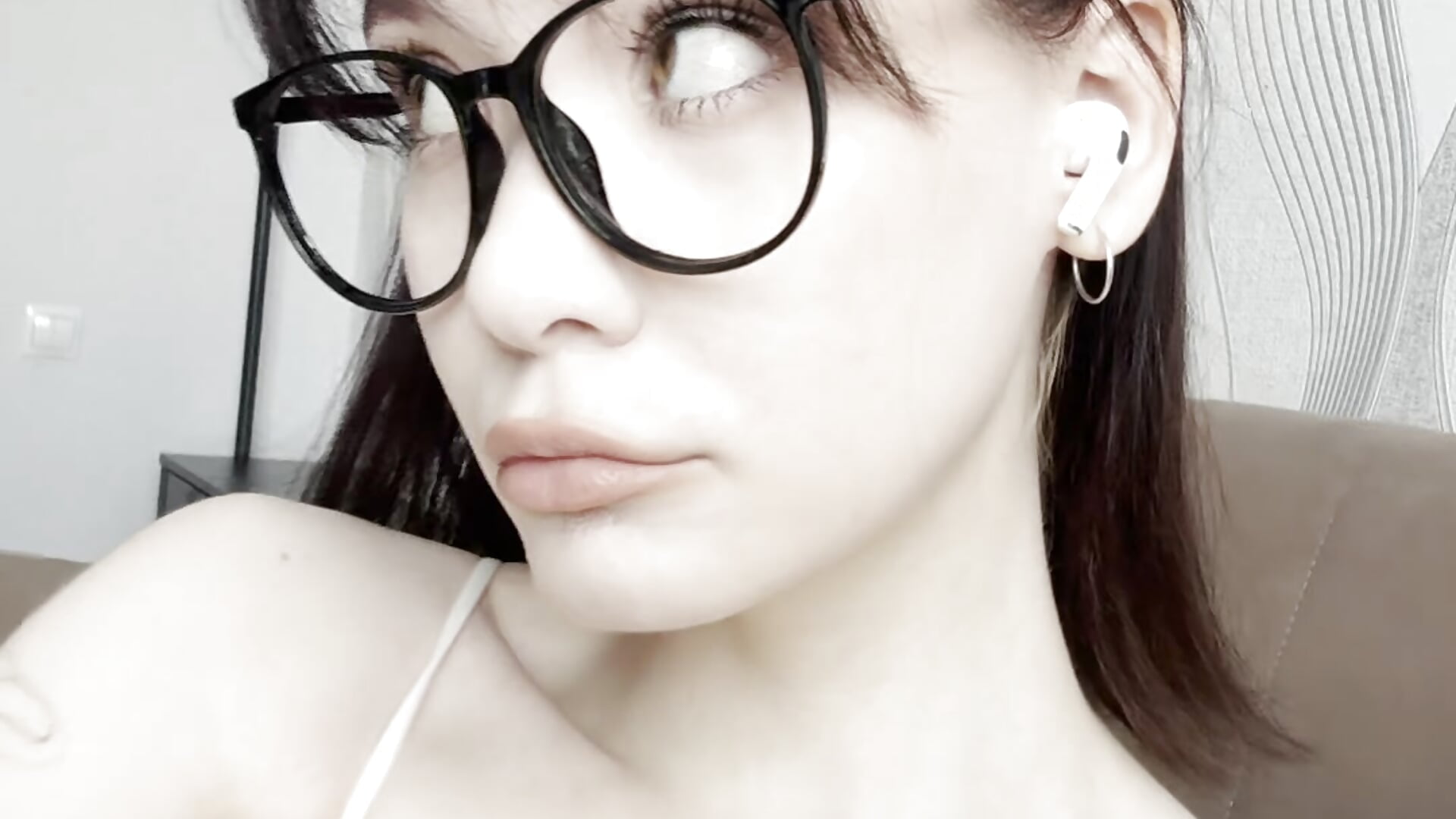 My vibe – video modela na kameri Miravice