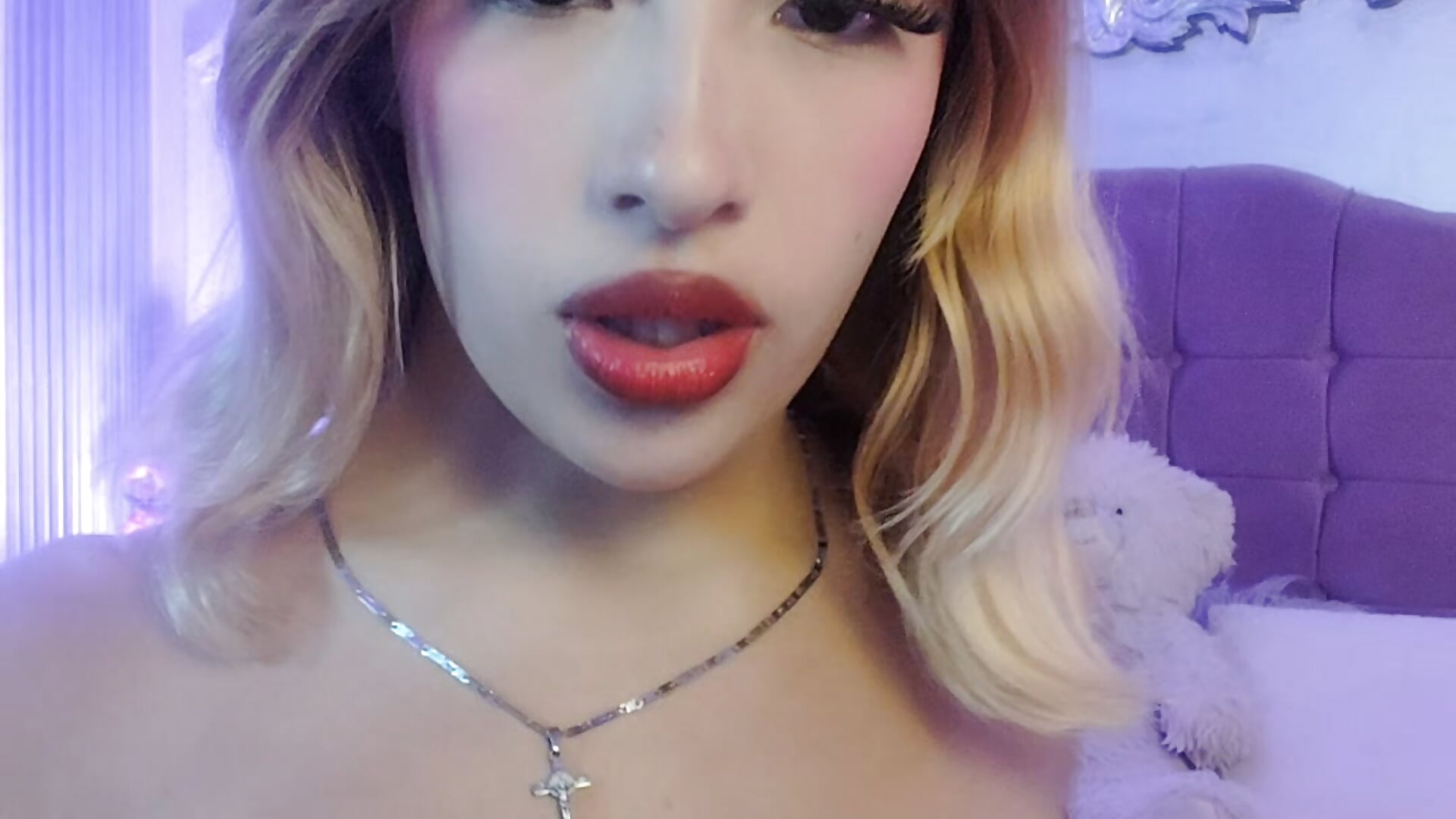 “I have a question… are you shy or are you waiting for me to make the first move? 😉” - video di AlannaMilan modella di cam