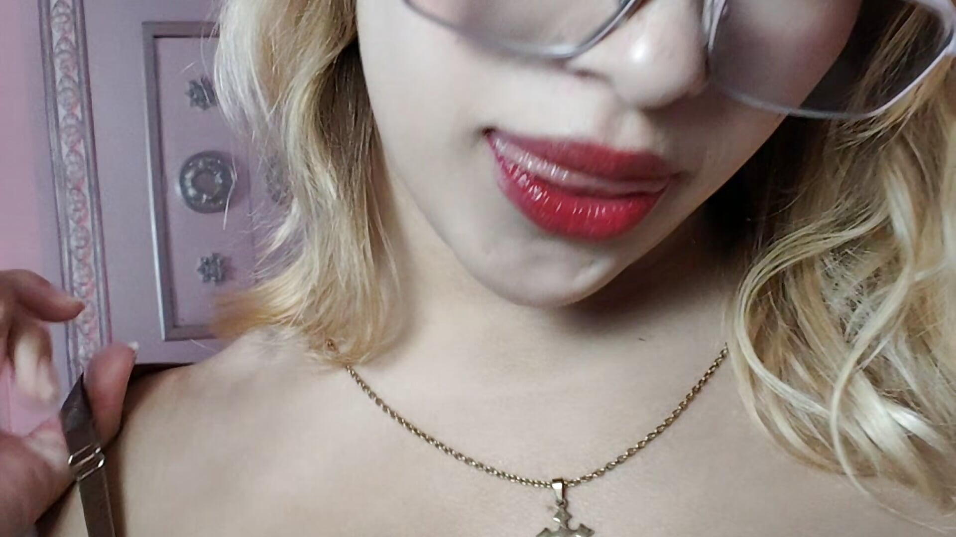 🍓 I’m bringing good energy… what are you bringing? 😉 - video di AlannaMilan modella di cam