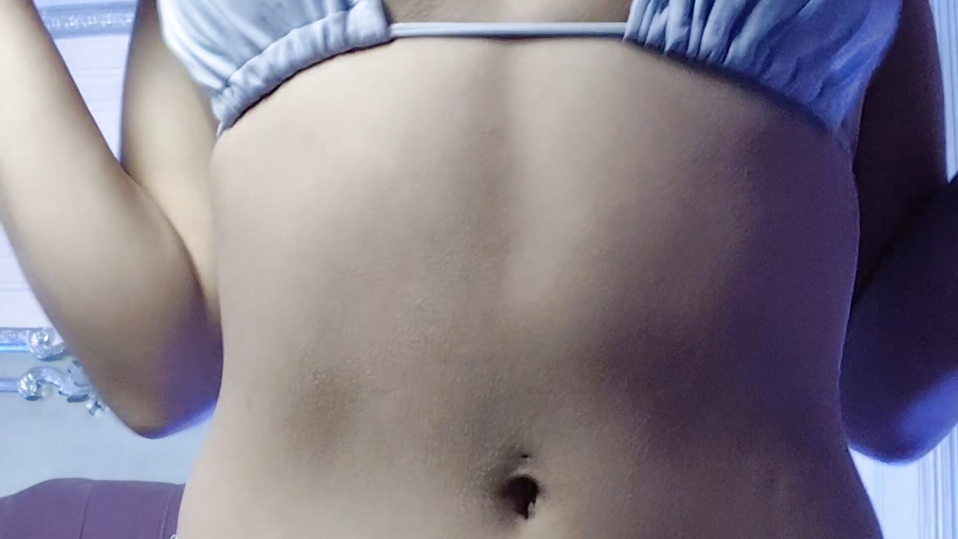 “I’m the kind of temptation you’ll want to come back to 💋” - video di AlannaMilan modella di cam
