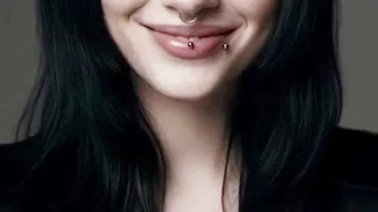 Little shyness - video by MaricaHammaker cam model