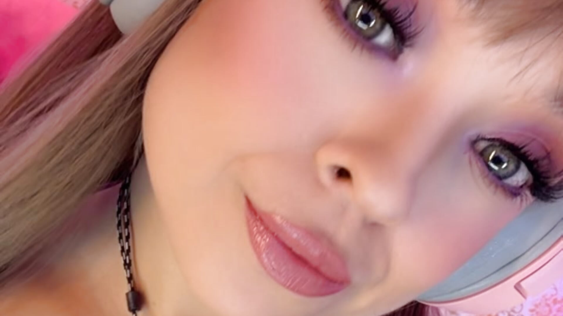 Gamer Girl! - video by SaraAvila cam model