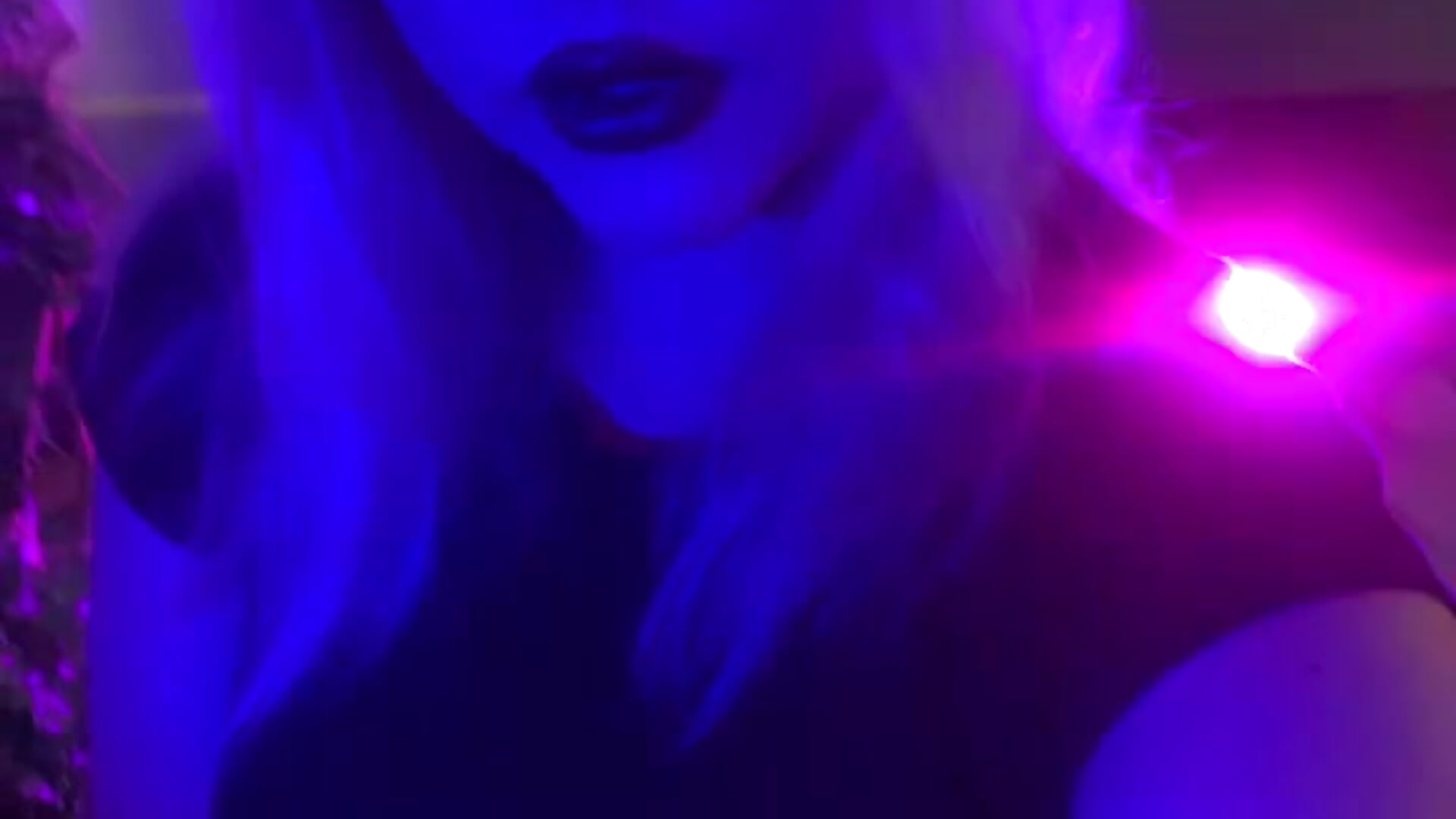 blue house – video af stellawatts cam-model