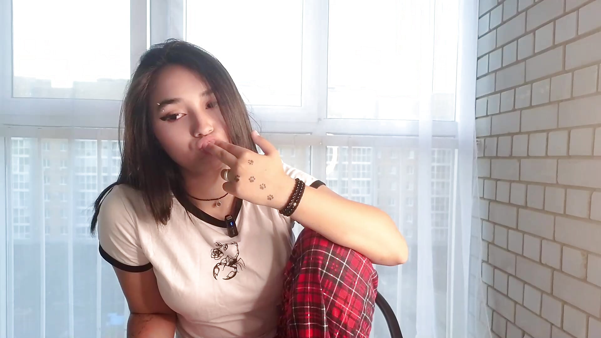 Tasty licking fingers - vídeo de la modelo de cam MaryroseHumphrey