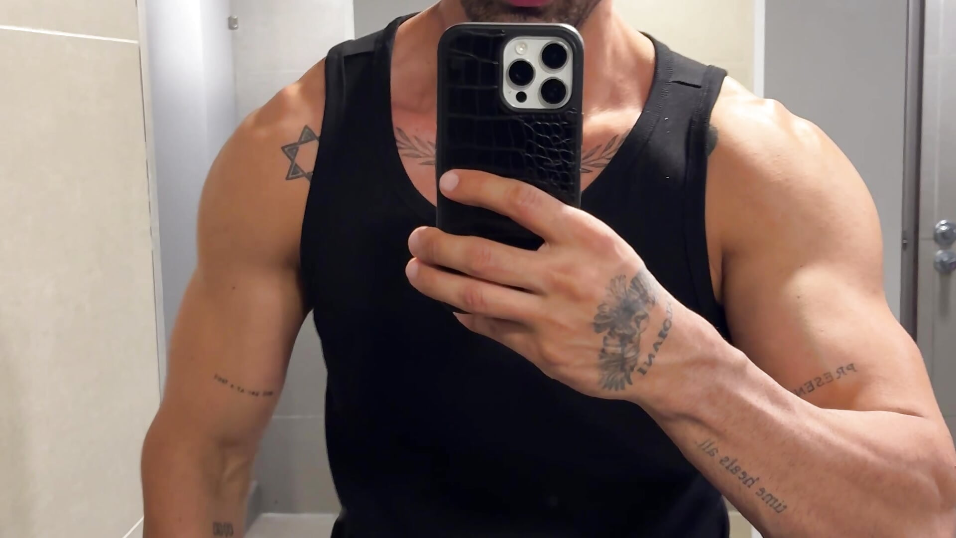 Mirror, mirror on the wall… who’s the hottest of them all? 😏🪞🔥 - Mateo_Ospina_ adlı kamera modelinin videosu