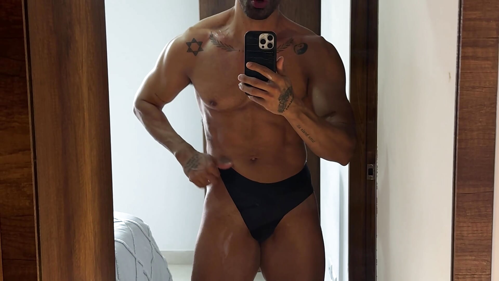 Mirror check… what do you think? 🔥 - Vídeo de Mateo_Ospina_, modelo de vídeos