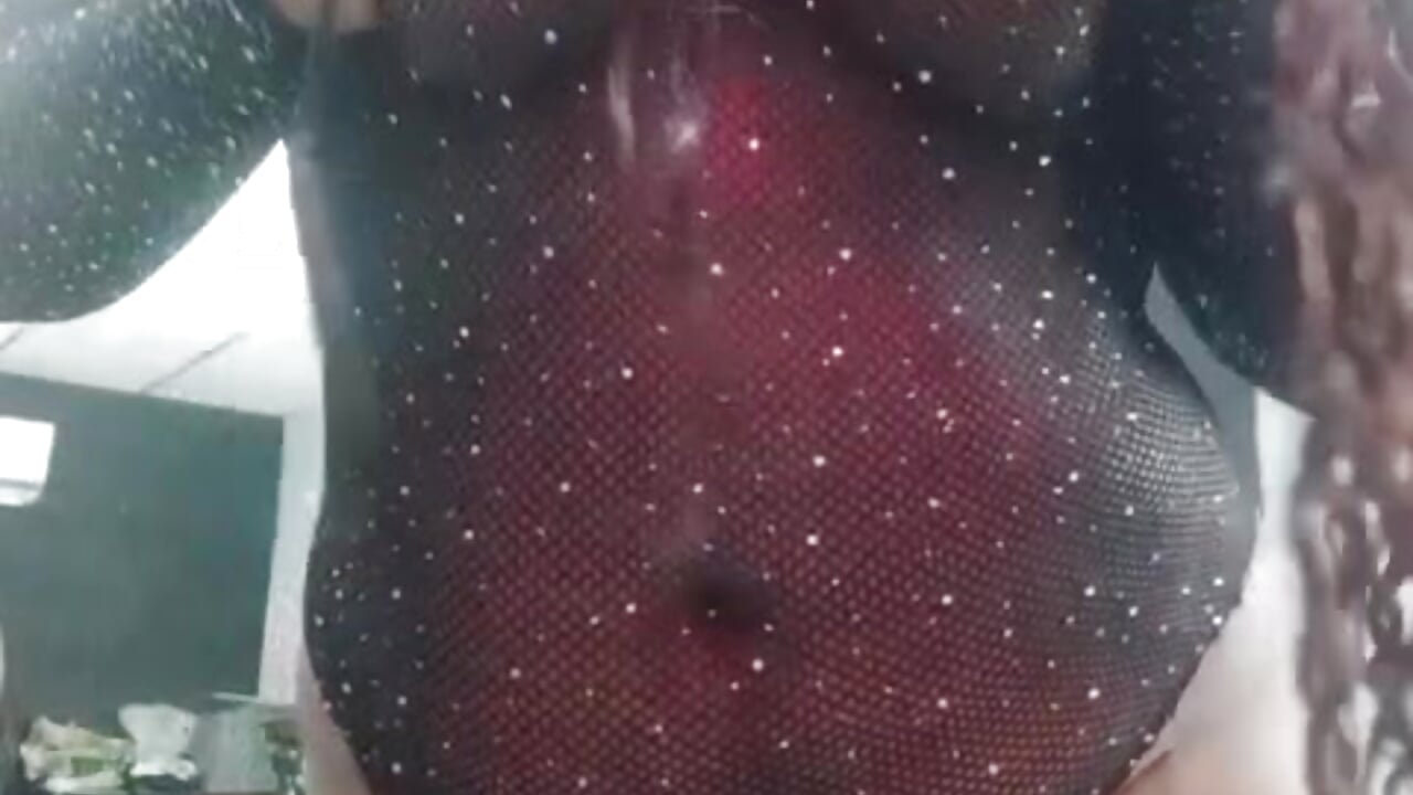 I don’t just get ready, I prepare a distraction you’ll feel later tonight. – video af EbonyHenner cam-model