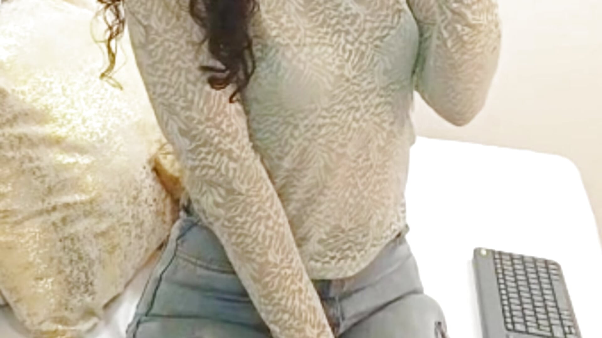 Kisses and a wink for you 😏 – video modela na kameri Daliluu