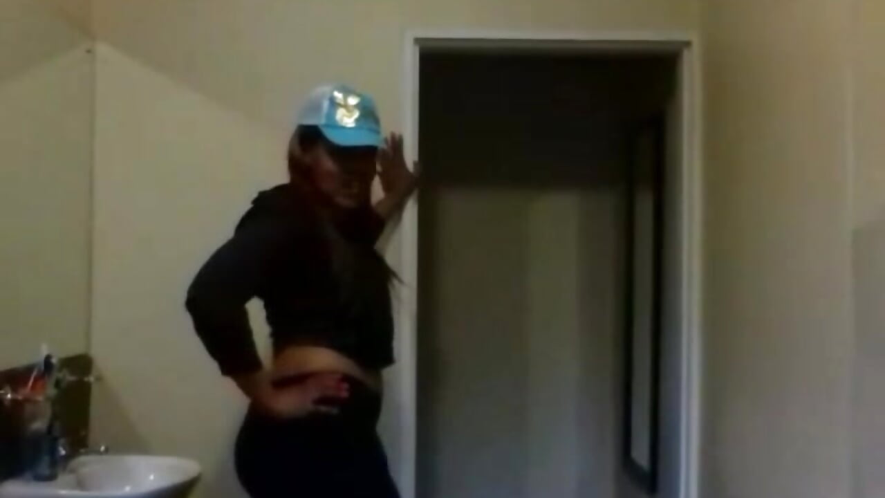 Loosen up & enjoy life – video af CREAMYSUGA cam-model