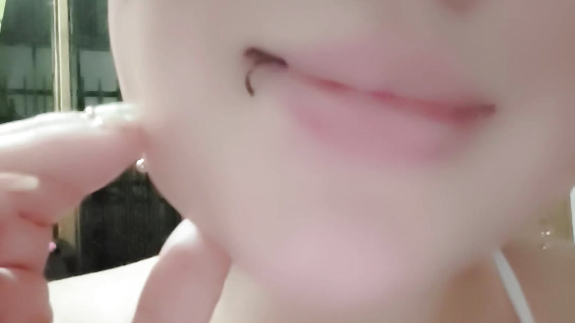 My nose and lip piercings – video modela na kameri Kendal_Slow1
