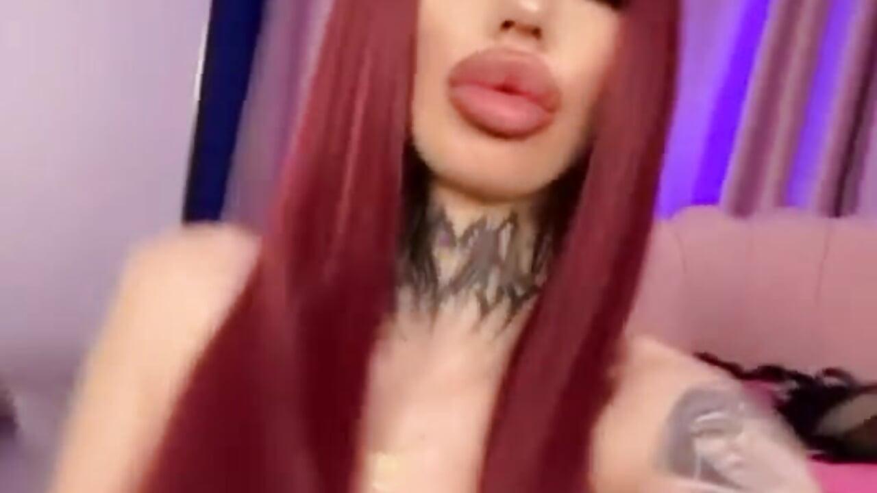 A little tease hihi😈 - video di CassyFoxyy modella di cam