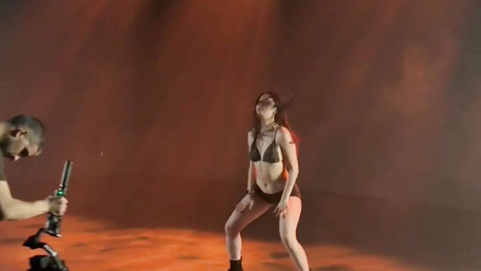Dancing again 💃💜🍑 - vídeo de la modelo de cam SweetEmber_