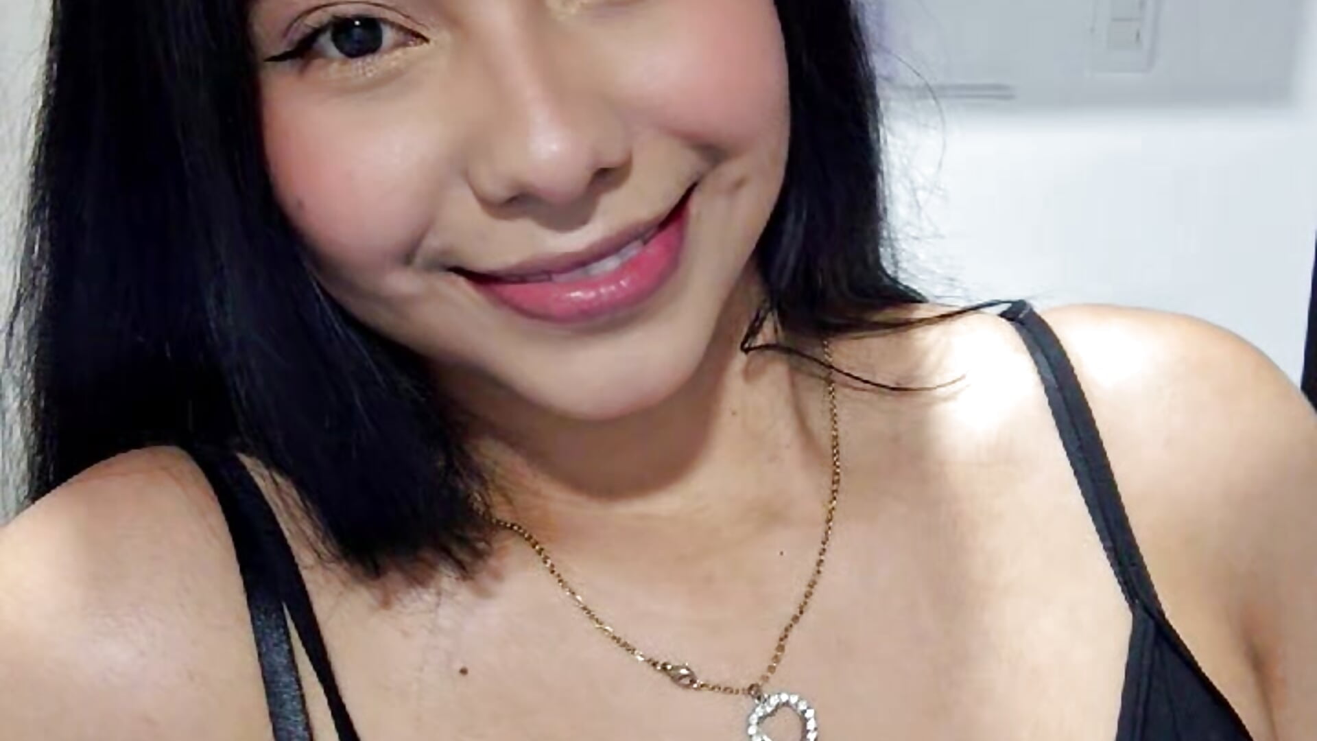 Nice smile 😃❤️💋 - video by ColombianSexyCouple_ cam model