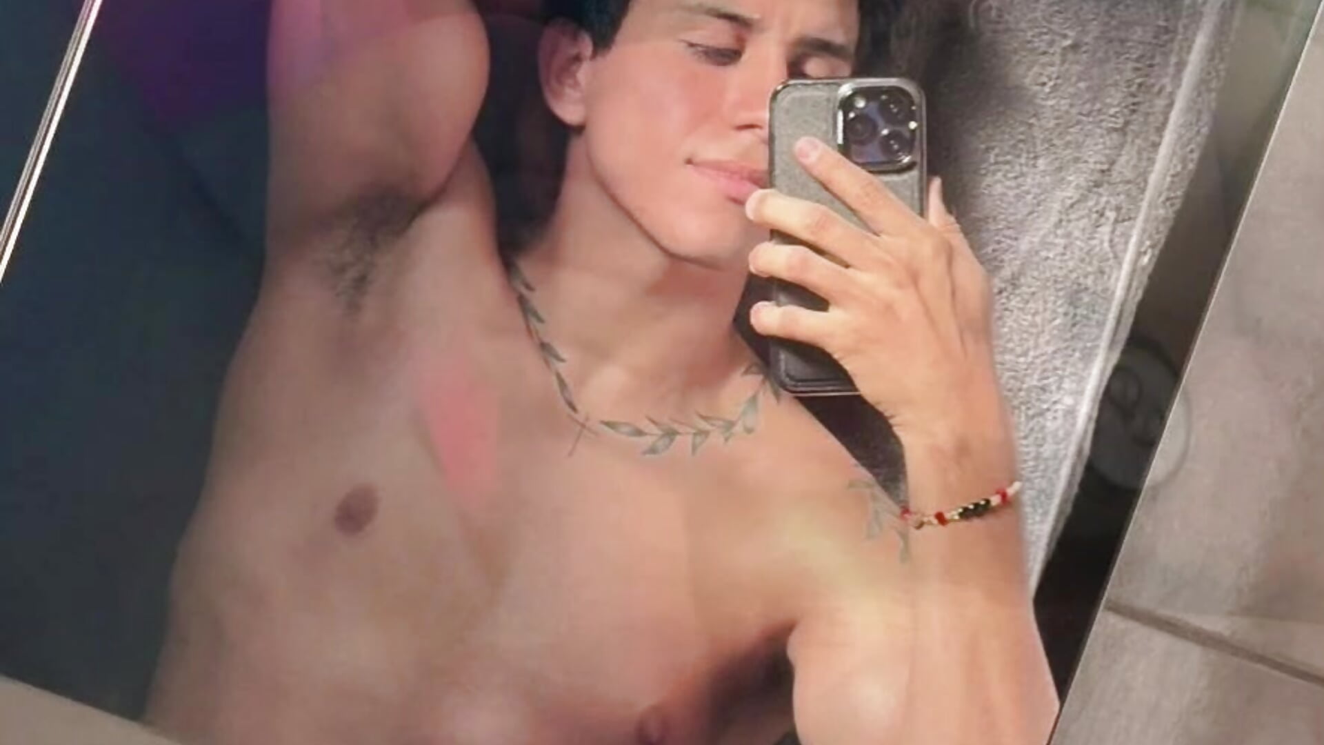 So relaxed...   😏 – video af Alexx_Cano_ cam-model