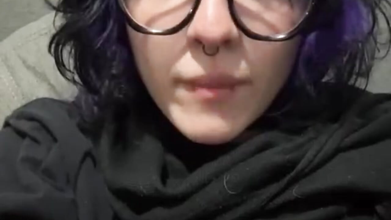 Femboy gótico o chica con pijama de Hello Kitty? - vídeo de ghosty_doll_ modelo de câmara