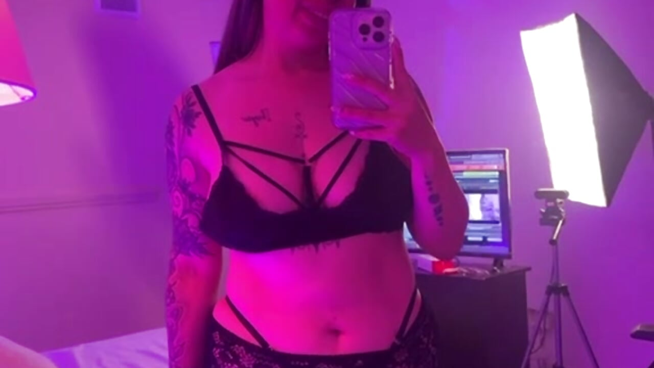 Smiling for you - video by tifannyy_1dh cam model