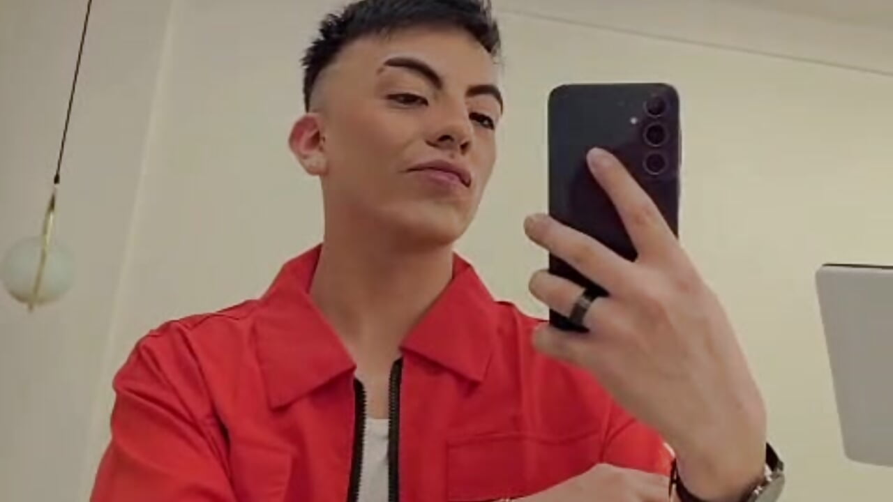 Do you like my red shirt?❤️ – video af esdavidhernandez_ cam-model