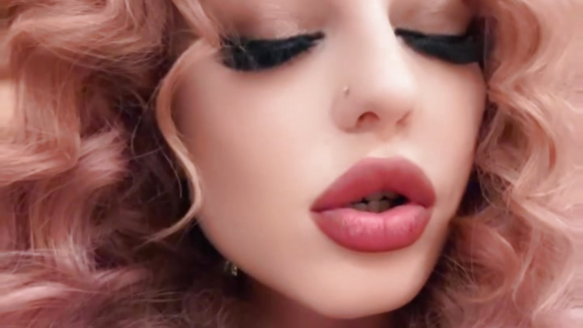 Sweet me – video af AmberMilana cam-model