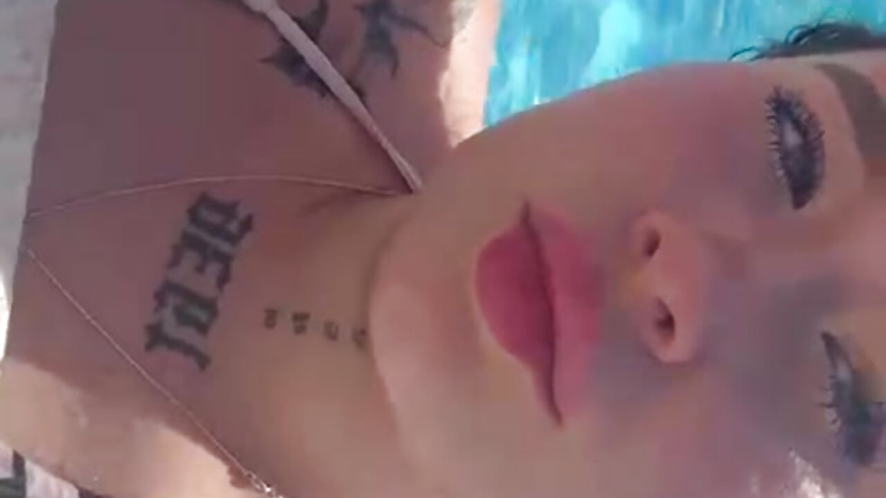 a beautiful sunny day, do you want to join me? - video di Doll_Ivy modella di cam