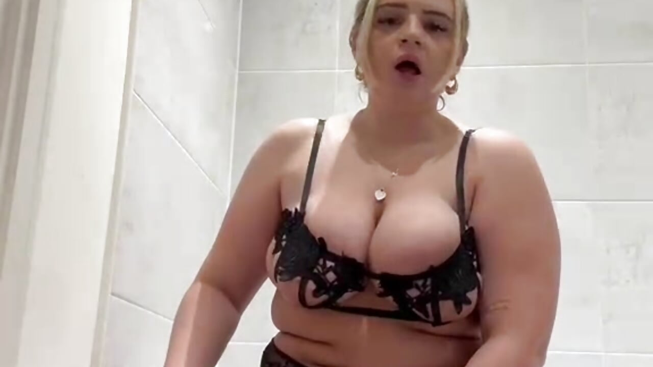 fuck myself in bathroom 😝