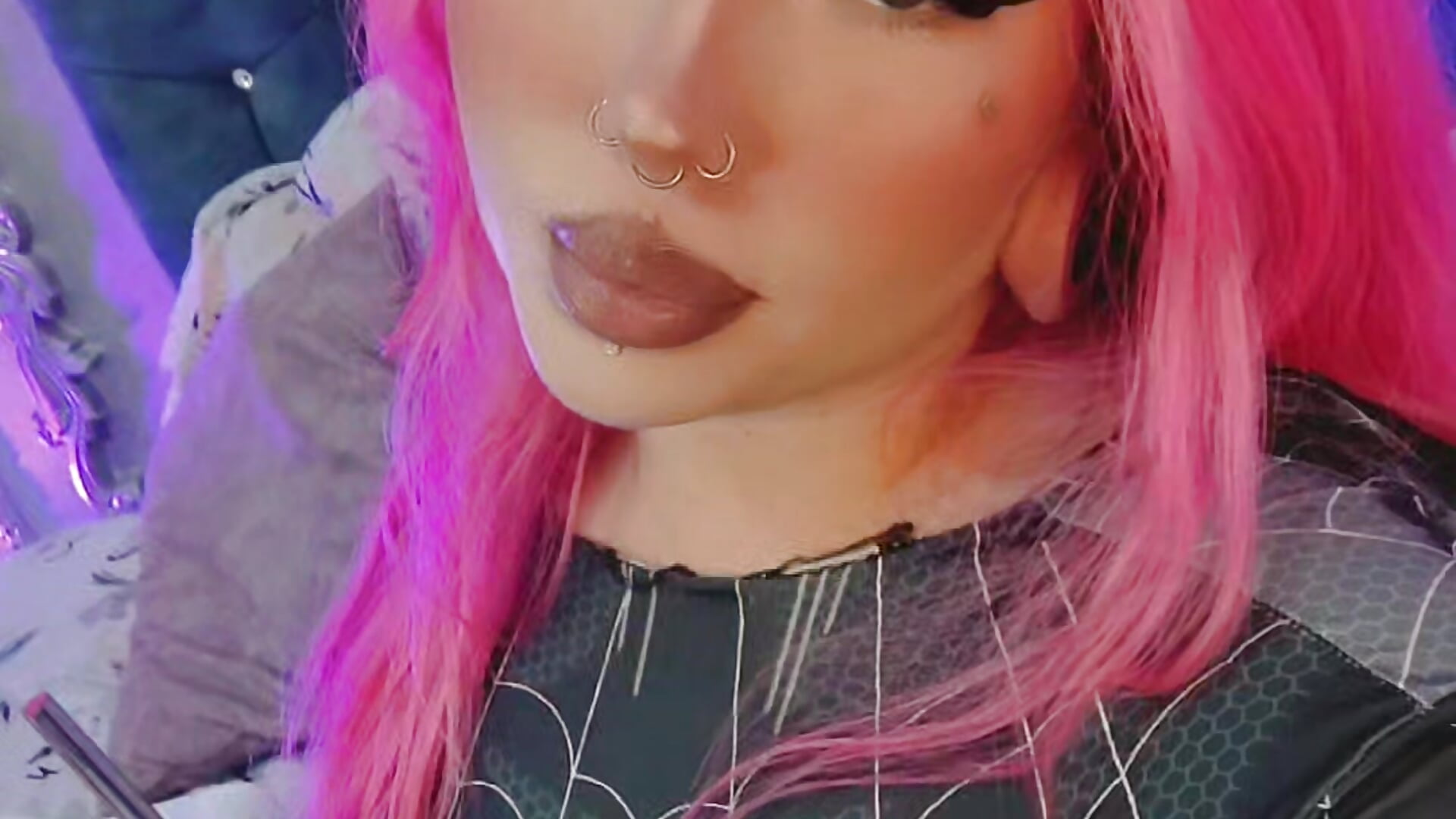 “Don’t just watch me… come talk to me 😘” - LavaGrirl adlı kamera modelinin videosu