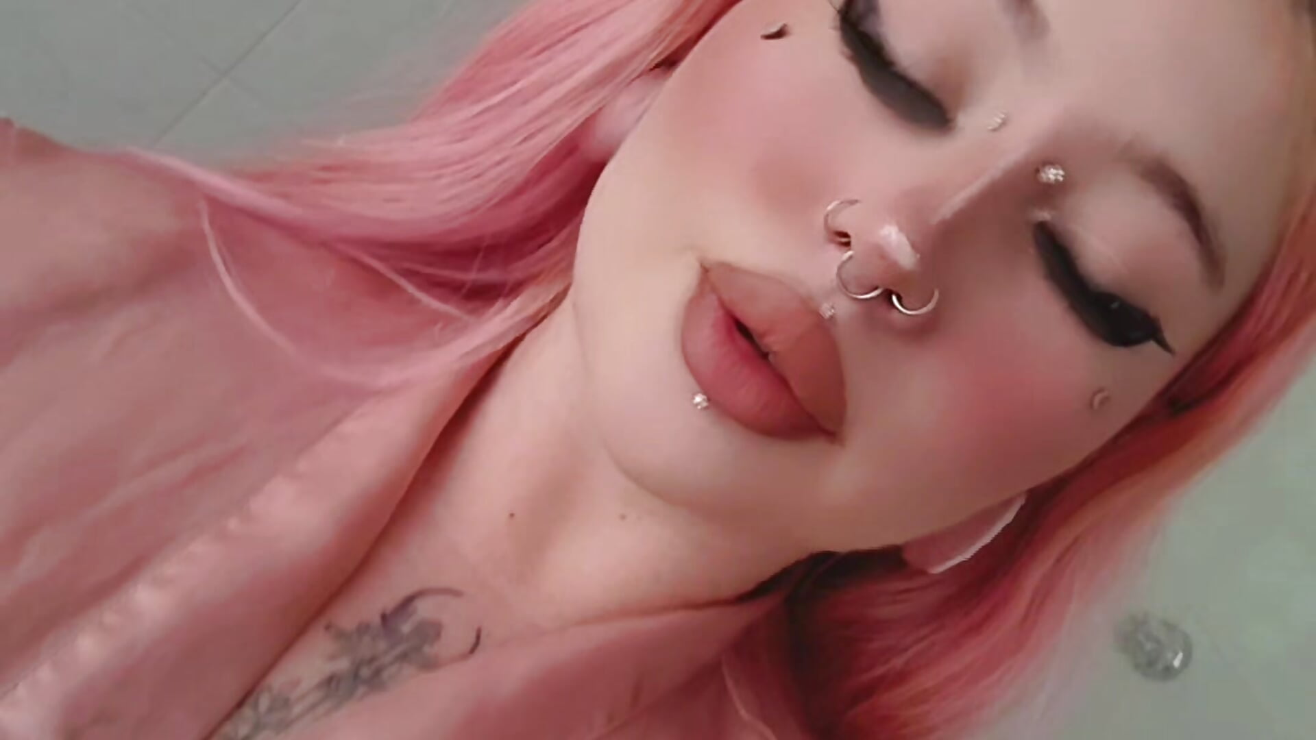 "Let me show you my favorite side 😏" – video modela na kameri LavaGrirl