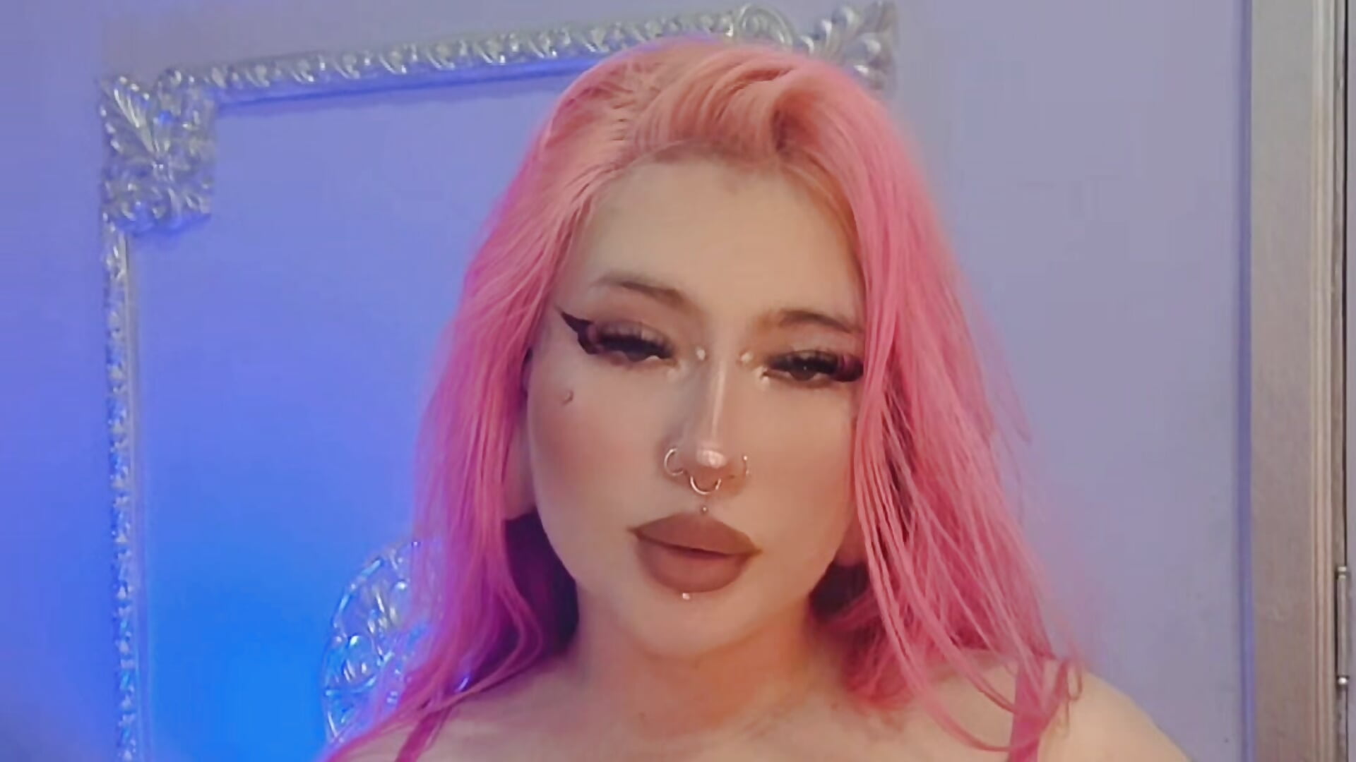 " 💖 "A little attention from you could make my night much better 🥰" – video af LavaGrirl cam-model